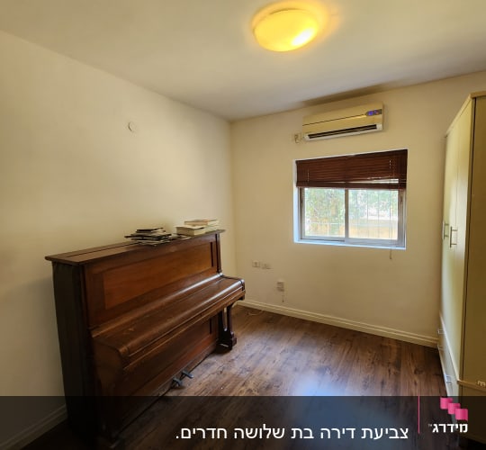 חדר עם קירות לבנים ותקרה צבועה